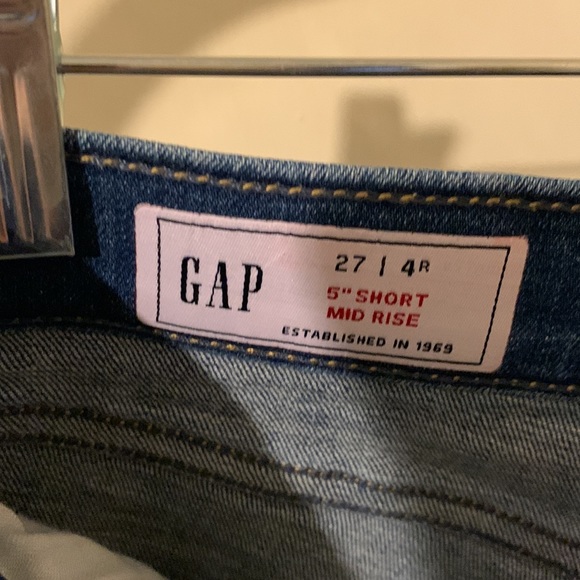 GAP women’s mid rise raw hem cuffed shorts medium wash size 27 - Picture 6 of 13